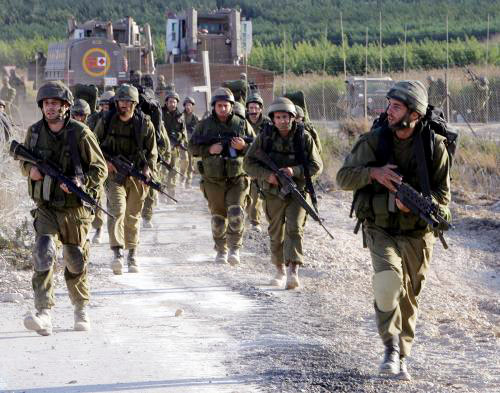 جنود إسرائيليّون على الحدود اللبنانيّة خلال عدوان تمّوز (أرشيف)