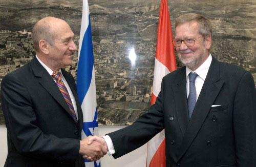 أولمرت يستقبل وزير الخارجية الدنماركي بيرستيغ موللر في تل أبيب أمس (موشيه ميلنر - رويترز)