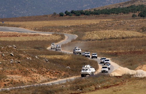 موكب لقوات اليونيفيل في قرية إبل السقي الحدودية جنوب لبنان في حزيران الماضي (علي ضيا - أ ف ب)