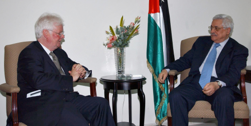عباس يلتقي مبعوث الامم المتحدة الى الشرق الاوسط مايكل وليامز في رام الله امس (عمر رشيدي ــ أب )