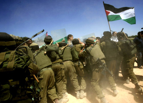 جنود اسرائيليون يتصادمون مع متظاهرين في بيت لحم الأسبوع الماضي (ايميليو موريناتي - أ ب)