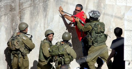 جنود اسرائيليون يمنعون صحافياً من التصوير في نابلس أمس (علاء بدارني - يو بي أي)