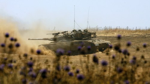 آلية عسكرية إسرائيلية خلال مناورات قرب كيبوتز يوناثان في مرتفعات الجولان المحتل (أرشيف ــ رويترز)