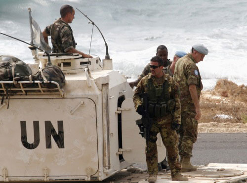 عناصر من اليونيفيل في الناقورة في جنوب لبنان (أرشيف - رويترز)
