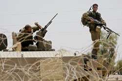 جنديان إسرائيليان في غزة أول من أمس (أرييل شاليط - أ ب)