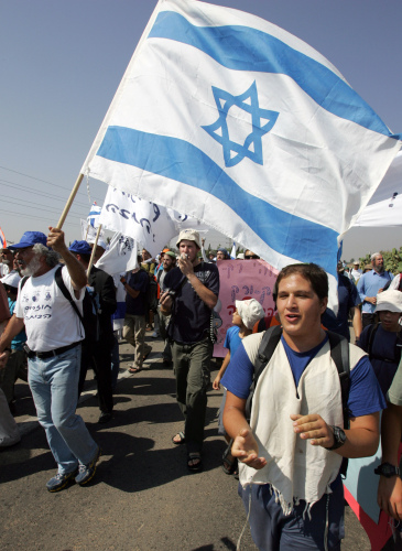 مستوطنون يهود خلال تظاهرة قرب قطاع غزة (أرشيف - أ ف ب)