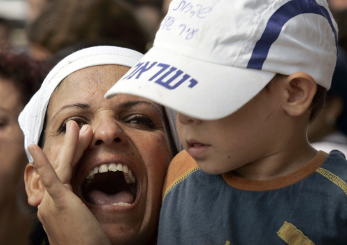 إسرائيلية من سيديروت خلال تظاهرة أمام مكتب رئيس الحكومة في القدس المحتلة أمس (سيبستيان شاينر - أ ب)