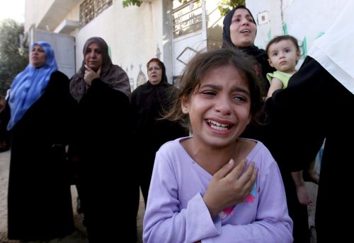 فلسطينيون ينتحبون خلال تشييع أحد أقاربهم في غزة أول من أمس (علي علي ــ إي بي أي)