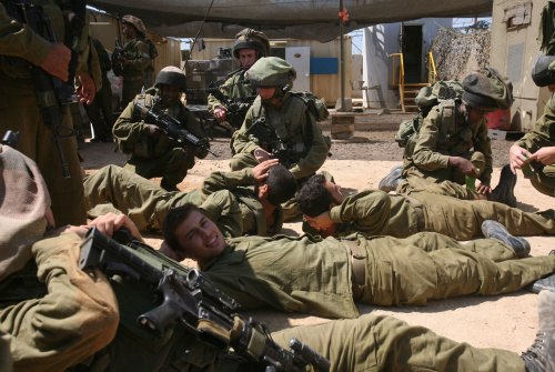 جنود إسرائيليون خلال تدريب في جنوب فلسطين المحتلة أمس (مناهم كهانا - أ ف ب)