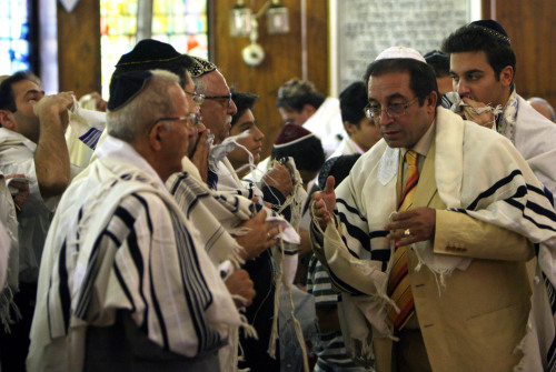 يهود إيرانيون خلال احتفالهم بالسنة الجديدة في طهران أمس (حسن سارباخسيان ــ أ ب)
