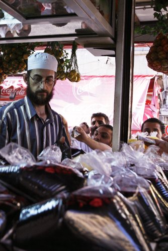 سوريون يشترون الجلّاب من أحد أسواق دمشق أمس (خالد الحريري ــ رويترز)