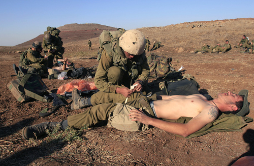 جنود إسرائيليون خلال تدريب على الإسعافات الأولية في الجولان المحتل الأربعاء الماضي (تسافير أبايوف