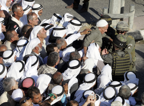 جنديان إسرائيليان يمنعان فلسطينيين من الوصول إلى المسجد الأقصى أمس (موسى الشاعر - أ ف ب)
