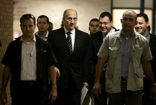 أولمرت لدى وصوله إلى اجتماع لجنة الخارجية والأمن في القدس المحتلة أمس (يوناثان وايزمان ــ رويترز)