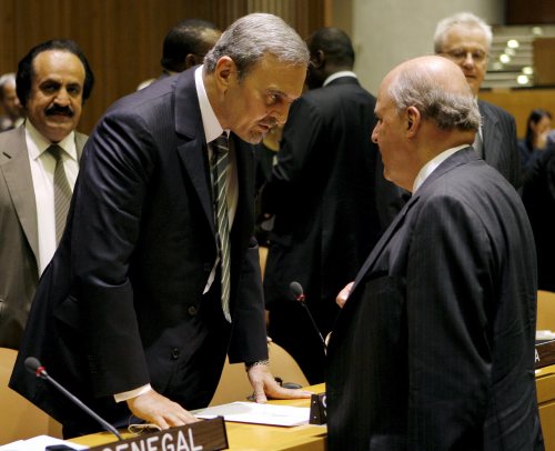 الفيصل ونغروبونتي خلال اجتماع في الأمم المتحدة الأسبوع الماضي (جستن لاين ــ إي بي أي)