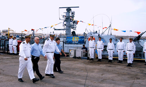ضبّاط من سلاح البحريّة الإسرائيليّة خلال حفل تدشين البارجة «سوبر دفورا ـ أم كايه 3» في ميناء أشدود عام 2004