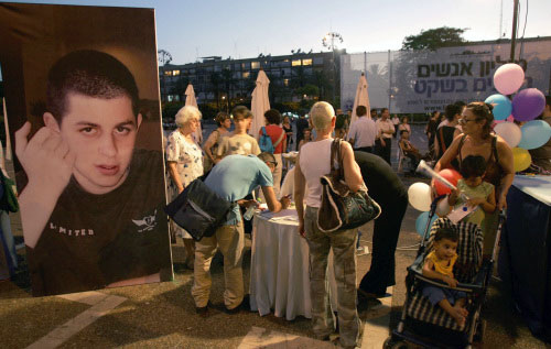صورة لجلعاد شاليط خلال ذكرى ميلاده الـ 21 في ساحة رابين في آب الماضي (جاك غاز ــ أ ف ب)