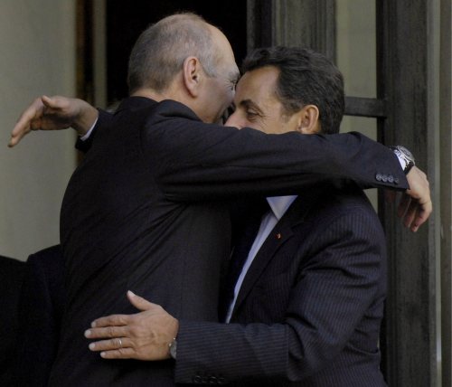 عناق بين ساركوزي وأولمرت أمام الإليزيه أمس (هوراسيو فيلاوبوس ــ إي بي آي)