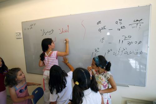 طلاب يهود وعرب في أوّل مدرسة مشتركة يهوديّة ـ عربيّة في القدس المحتلّة أمس (ر. زفولون ـ رويترز)