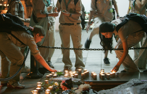 عناصر كشّافة إسرائيليّون يضيئون الشموع في ذكرى اغتيال إسحق رابين في تل أبيب، أول من أمس (جاك غويز - أ ف ب)