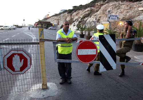 عنصر أمن إسرائيلي عند الحدود اللبنانيّة مع فلسطين المحتلة خلال عملية التبادل منتصف الشهر الجاري (جاك غويز ـ
