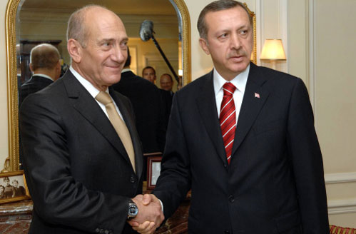 أردوغان وأولمرت في مقرّ رئاسة الوزراء في لندن الثلاثاء الماضي (عاموس بن غرشوم ـ أ ب)
