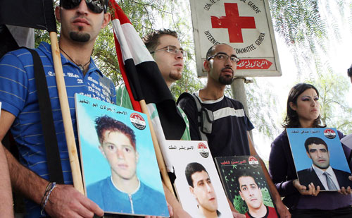 سوريّون خلال احتجاج تضامنيّ مع الأسرى في السجون الإسرائيليّة أمام مبنى الصليب الأحمر في دمشق الثلاثاء الماضي (باسم تلّاوي ـ أ ب)