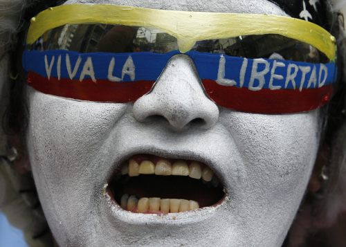 معارضة لتشافيز تتظاهر ضدّ التعديلات الدستورية في كراكاس أول من أمس (جورج سيلفا ـ رويترز)