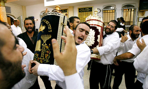 يهود يؤدّون طقساً دينياً في القدس المحتلة (أرشيف ــ رويترز)
