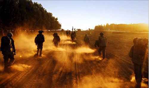 جنود إسرائيليّون من لواء «جفعاتي» خلال مناورات في مكان مجهول في الأراضي المحتلّة (إي بي أي)
