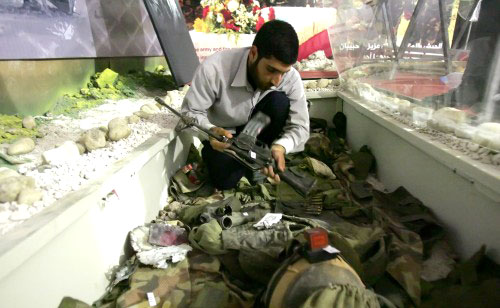 أسلحة وذخائر إسرائيلية في معرض لحزب الله في ذكرى حرب تمّوز (وائل اللادقي)