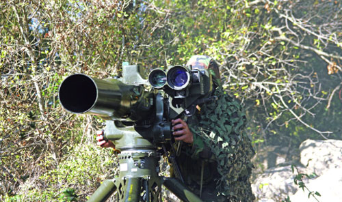مقاوم يجهّز مربضاً للصواريخ المضادة للدروع التي استخدمتها المقاومة خلال حرب تموز 2006 (الأخبار)