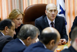 أولمرت يرأس اجتماع حكومته في القدس المحتلّة أمس (رونين زفولون ــ رويترز)