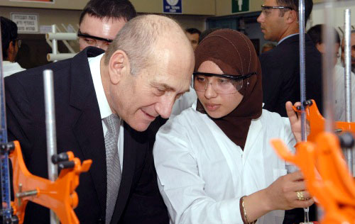 أولمرت يزور معهداً للتكنولوجيا في بئر السبع جنوب فلسطين المحتلّة أمس (رويترز)