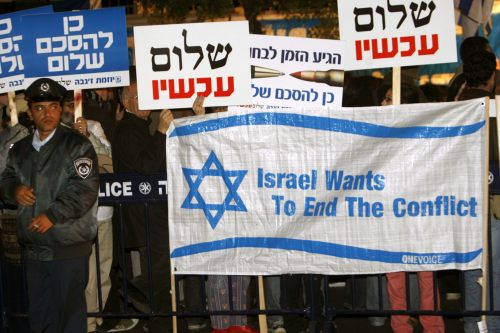 إسرائيليون يساريون يتظاهرون أمام مكتب أولمرت مطالبين بالسلام في القدس المحتلة أمس (جيل كوهين ـ رويترز)