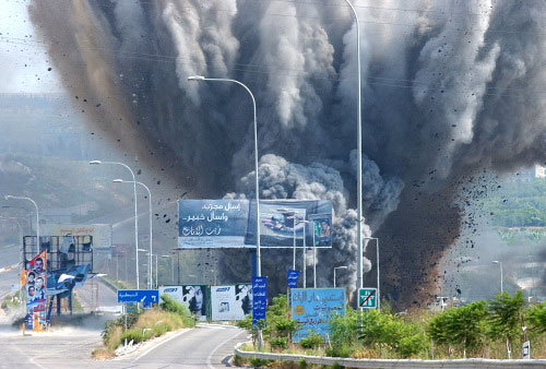 انفجار صاروخ غارة إسرائيلية على جسر الزهراني خلال عدوان تموز (أرشيف ـ رويترز)