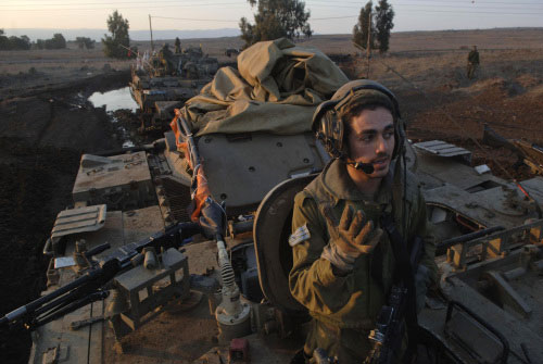 جندي إسرائيلي خلال مناورات في الجولان المحتلّ (أرشيف ـ أ ب)