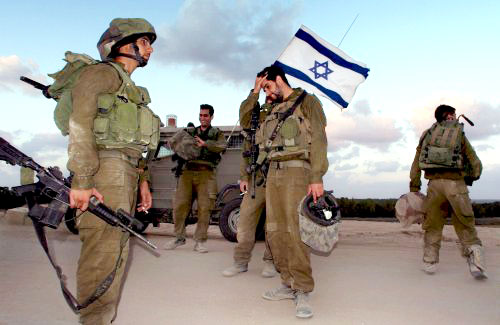 جنود إسرائيليون يعودون من عملية في قطاع غزّة في أيلول الماضي (جيم هولاندر ـ إي بي أي)