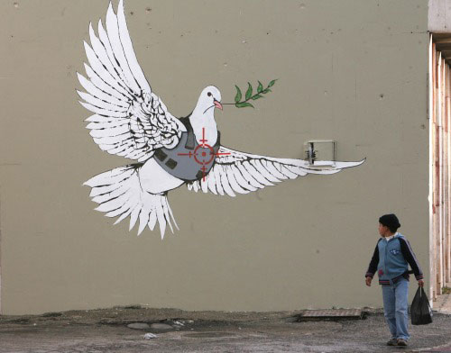 فلسطيني يمرّ أمام جداريّة في بيت لحم (عمار عوض ـ رويترز)