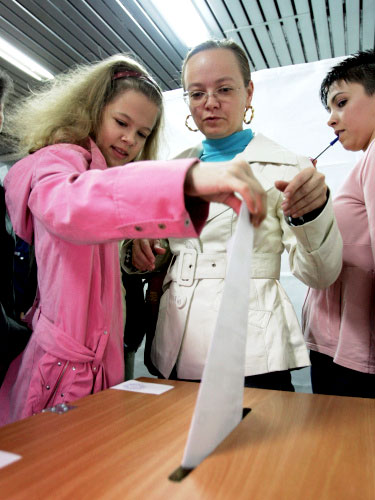 روسيّات يعشن في إسرائيل يدلين بأصواتهنّ في انتخابات الـ«دوما» في تل أبيب أوّل الشهر الجاري (جاك غويز ـ أ ف ب)
