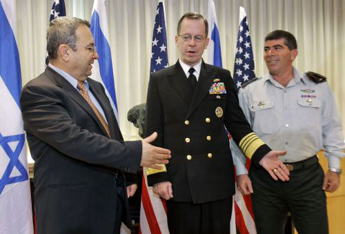 مولن يتوسّط أشكينازي وباراك في وزارة الدفاع في تل أبيب أمس (أرييل شليط ـ رويترز)