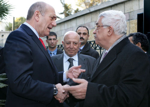 أولمرت وعبّاس وقريع بعد جولة المفاوضات في القدس المحتلّة أمس (أ ف ب)