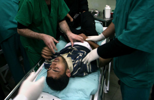 جريح فلسطيني يتلقّى العلاج في مستشفى ناصر أمس (إياد بابا ـ أ ب)