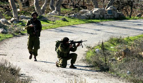 جنديّان إسرائيليّان في حالة استنفار في بيت كاحل (الخليل المحتلة) بعد عمليّة «الجهاد» (عبد الحفيظ هشلمون ـ إي