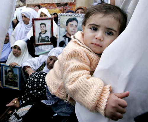 عائلات أسرى فلسطينيّين خلال احتجاج في غزّة أمس (محمّد سالم ـ رويترز)