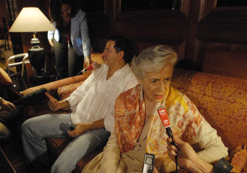 والدة كلارا روخاس وأخوها في فندق في كاراكاس أوّل من أمس (غريغوريو ماريرو ـ أ ب)