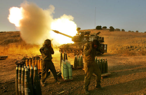 جنود إسرائيليون يقصفون الجنوب اللبناني في عدوان تمّوز (أرشيف ـ محمّد محيسن)