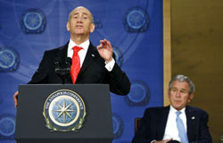 أولمرت وخلفه بوش خلال مؤتمر أنابوليس (جيم يونغ ـ رويترز)