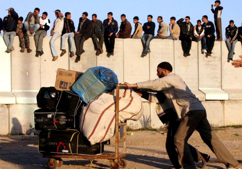 حجّاج فلسطينيّون على الحدود المصرية ـ الفلسطينية أمس (علي علي ـ إي بي أي)