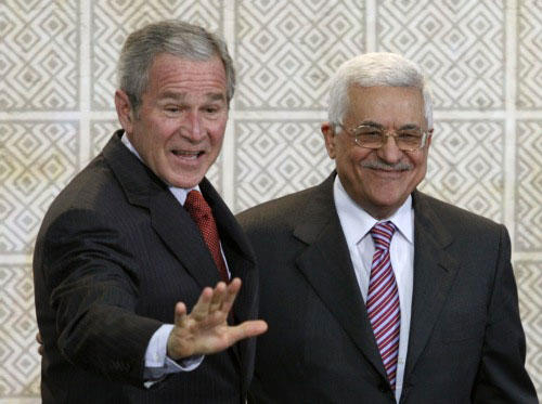 بوش وعبّاس في رام الله أمس (أوليغ بوبوف - رويترز)